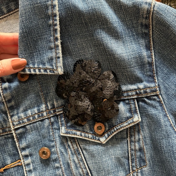 Black Elegant Sequins Brooch - Picture 3 of 6